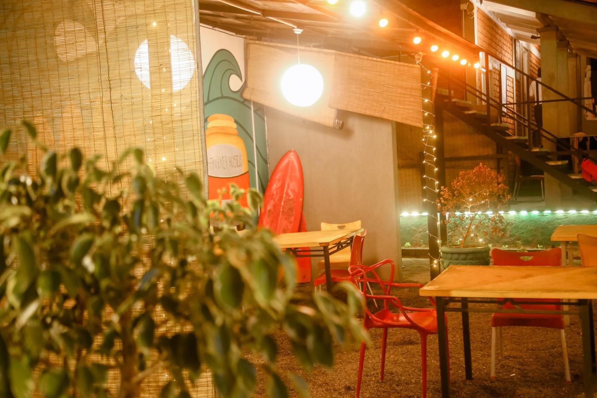 Hangover Hostels Mirissa Exterior photo